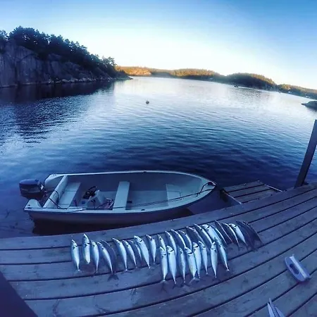 Cottage, Boat, Spa, Private Dock, بيت للعطل *